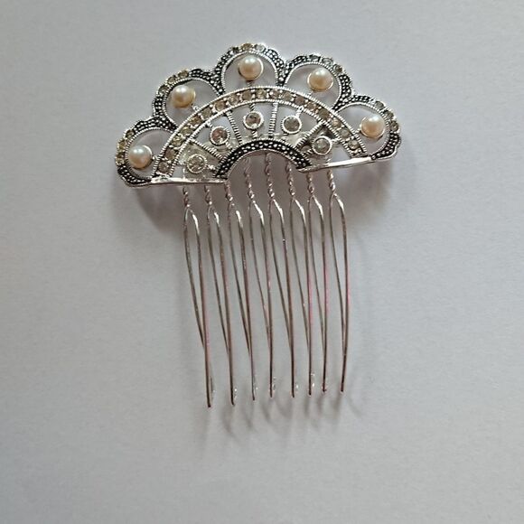 Fan Shaped Comb with crystals and pearls - Picture 2 of 7